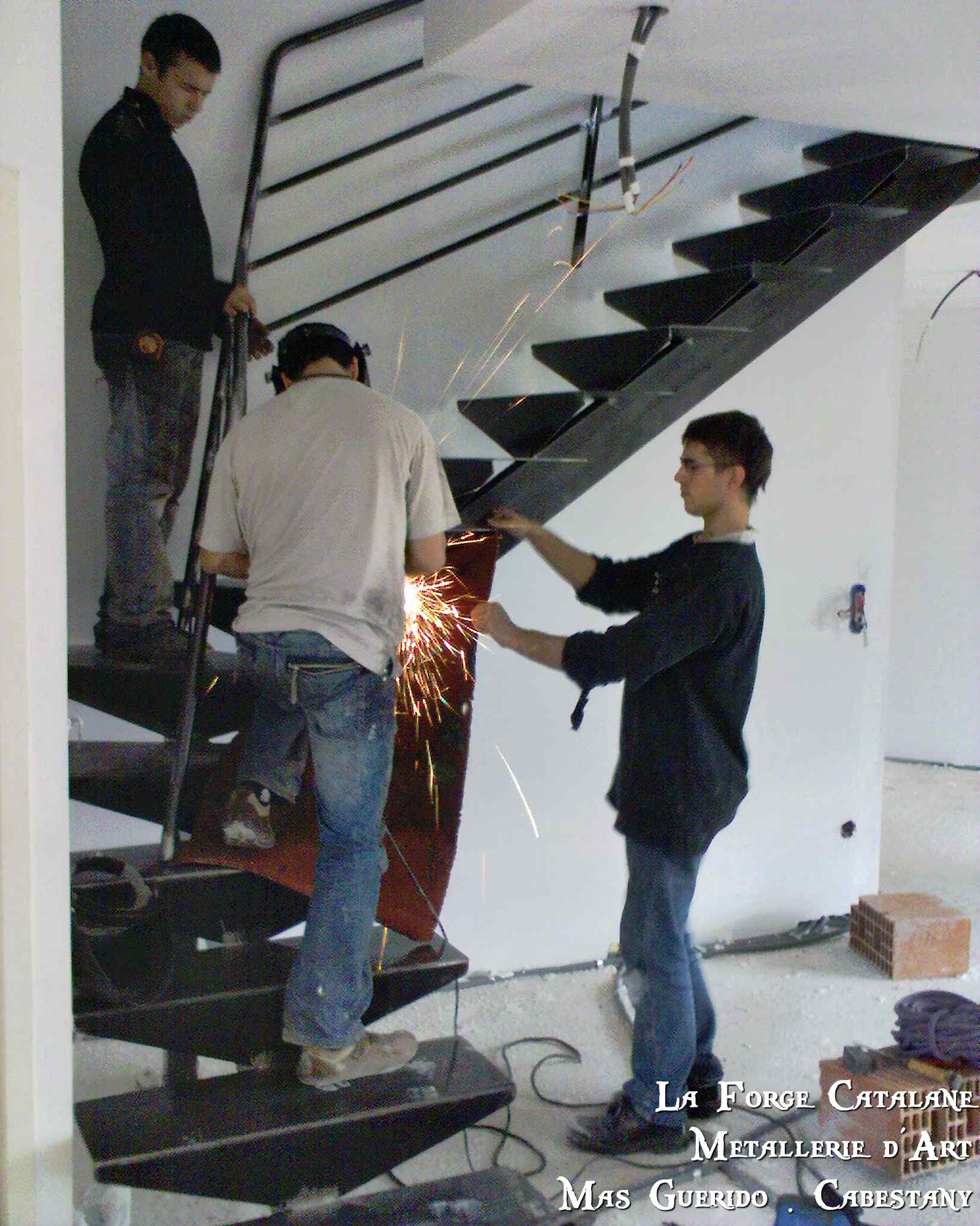 escalier limon central marches tole pliee forge catalane.jpg